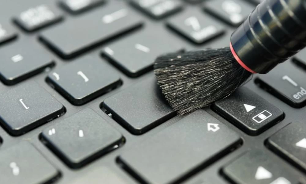 Πληκτρολόγιο: Μια από τις μεγαλύτερες εστίες μικροβίων – Πώς το καθαρίζουμε